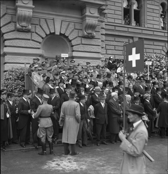 General Guisan talking to member of parliament, Berne 19. 8. 1945.