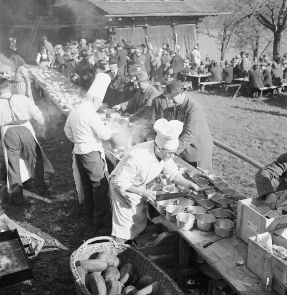 Serving of the meals at the Rütlischiessen, 1942.