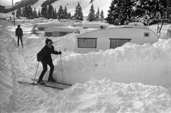 Skiing at the winter camping on Col des Mosses, 1966.