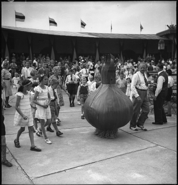 Children at the public festival at the Munot in Schaffhausen, 1940.