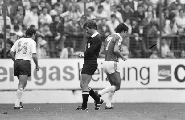 Football WC 1982: Germany - Chile; Swiss referee Bruno Galler.