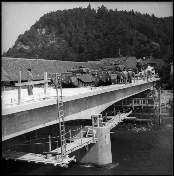 Gümmenen; new built bridge, load test; 1959.