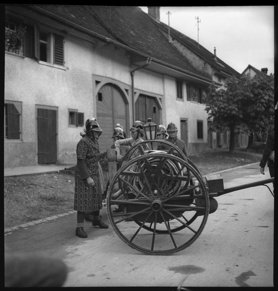 Women of the auxillary fire brigade with hose cart, 1941.
