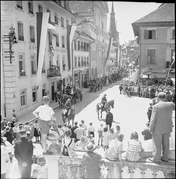 Charlotte and Felix of Luxembourg driving through Solothurn, 1947.
