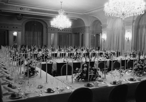 Hotel Bellevue Palace 1965: preparations for the farewell dinner of the Danish royal couple.