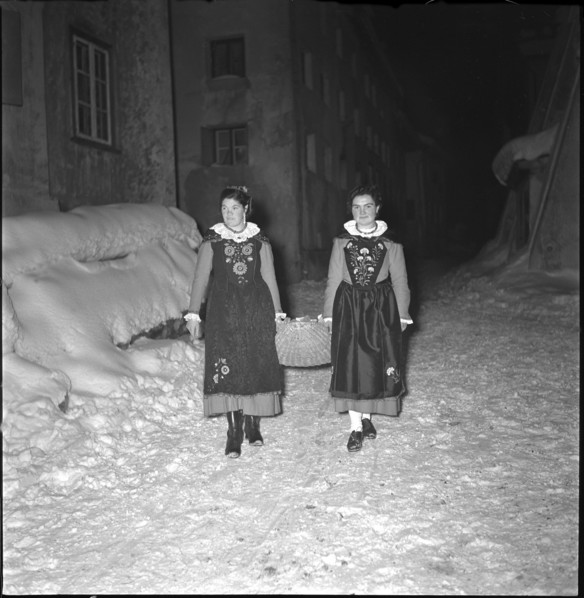 Young women on their way to the boy raffling in Ardez, 1941.