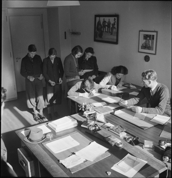 WW 2: farming camp; registration for volunteers, 1942.