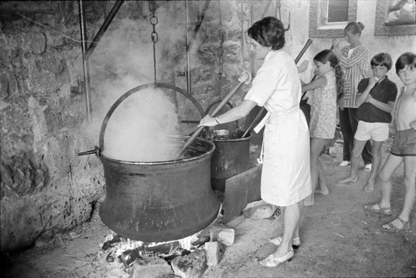 Kirschmueset in Wimmis 1970; Woman cooking.