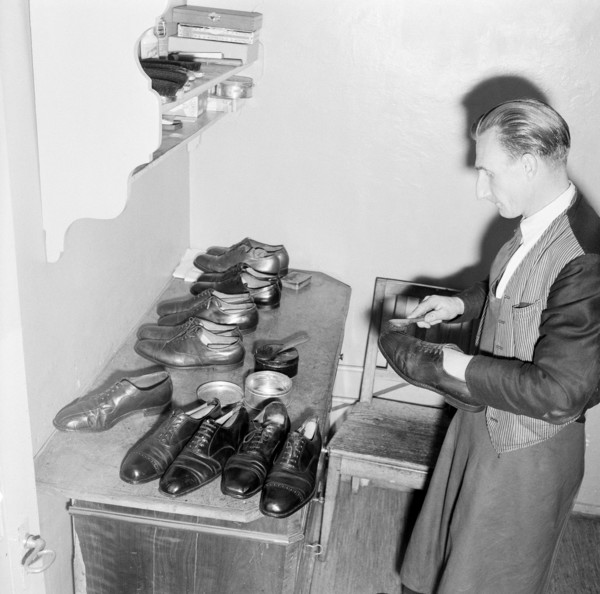 Basle, Hotel drei Könige 1954: shoe cleaner.