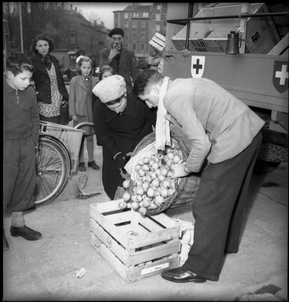 WW 2: Zurich workers donate for war victims in Lyon (France), 1944.