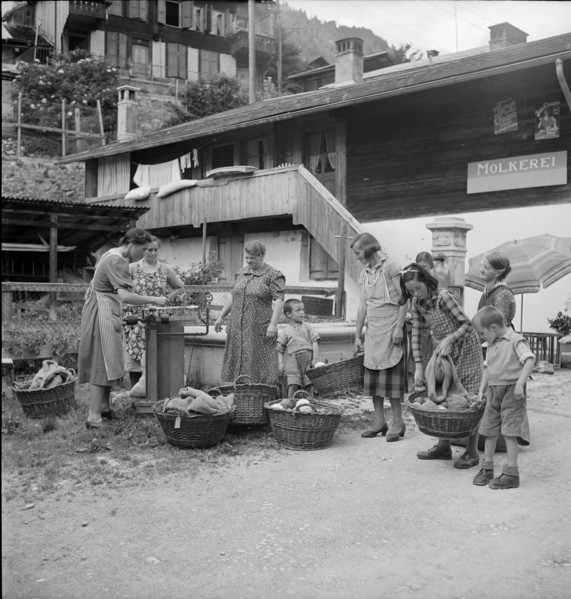 Women with baskets full of remnants, 1940.