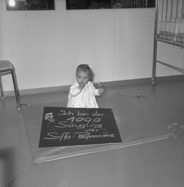 SAFFA fair 1958: 1000st baby at the home for babies (Pouponnière).