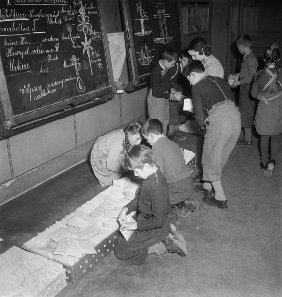 Production of badge, ensign of the Pestalozzi village, Uster 1949.