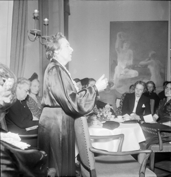 Mrs. Dreyfuss-Barney at a women's conference, 1948.