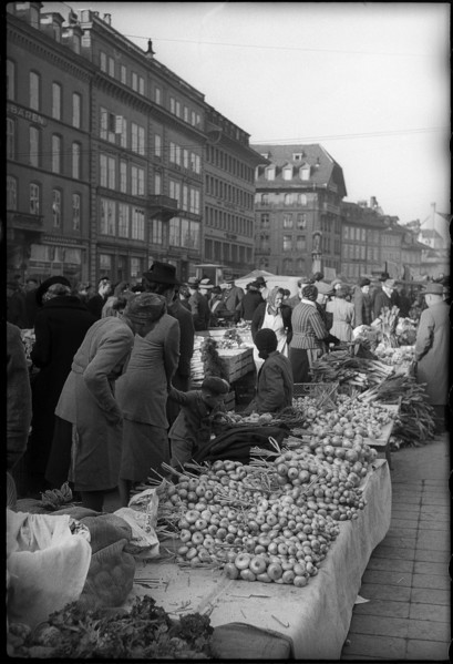Onion market in Berne, 1945.