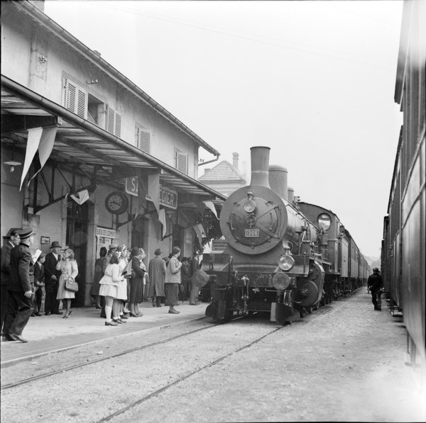 Steam engine in the railway station of Saignelégier, 1943.