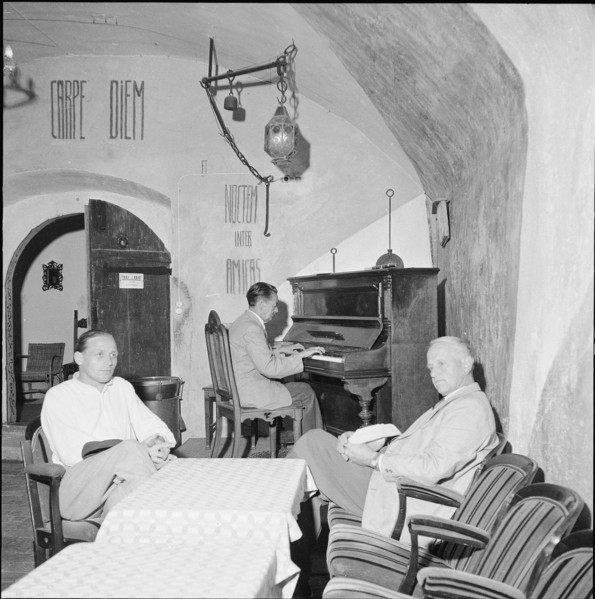 Artists home Mariahalden in Weesen,  piano player with listeners 1956.