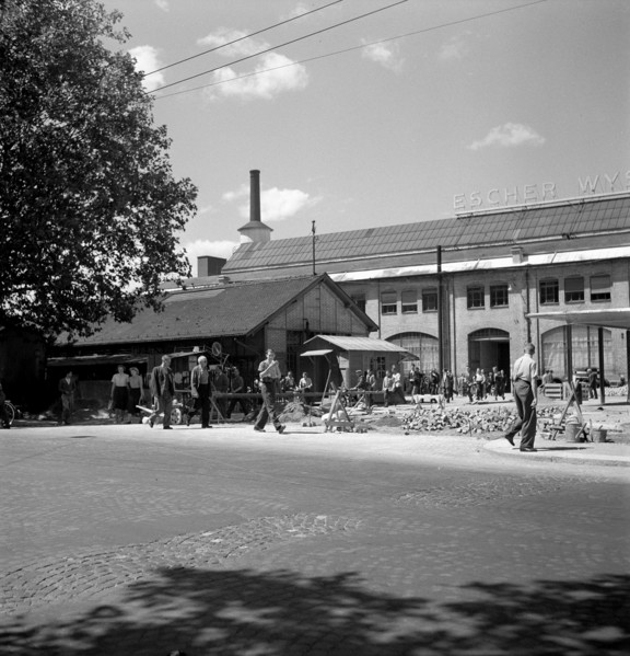 Zurich, workers leaving the Escher-Wyss factory at the end of the working day; 1949.