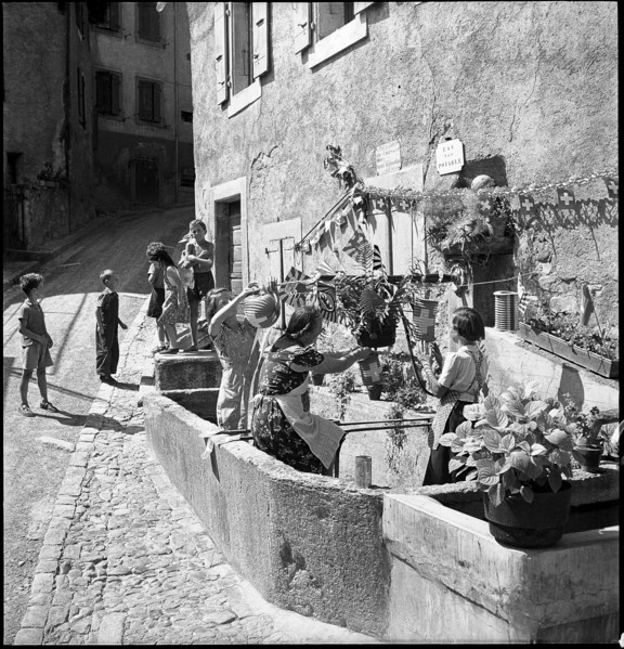 The population of a winegrower village prepares the national holiday celebration.