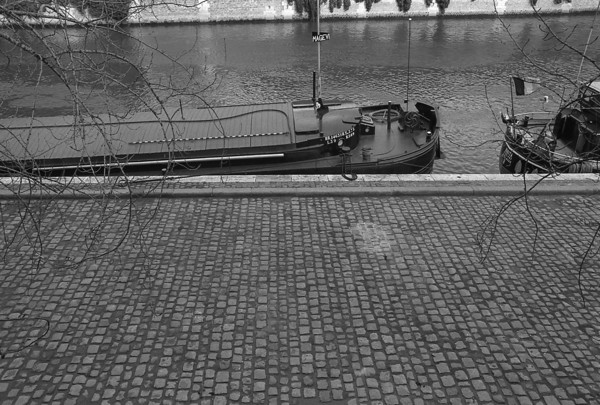 1975, Paris, Seine River. houseboat.