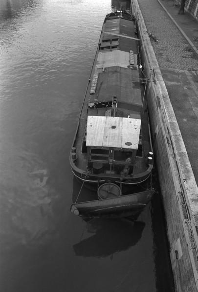 1975, Paris, Seine River. houseboat.