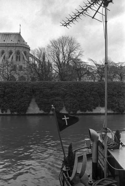 1975, Paris, Seine River. houseboat.