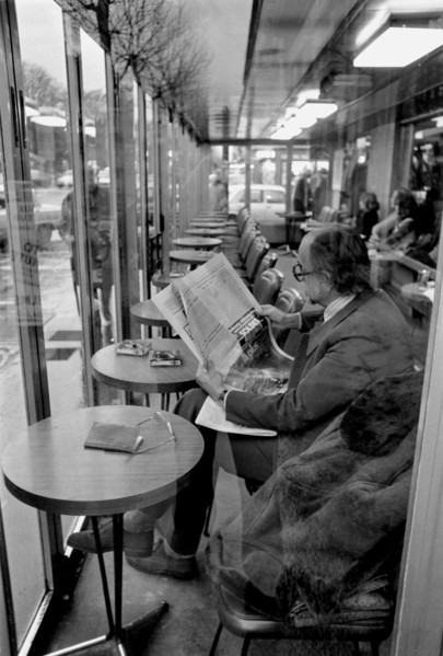 1975, Paris, bolulevard, bistro, bar, cafe. people.