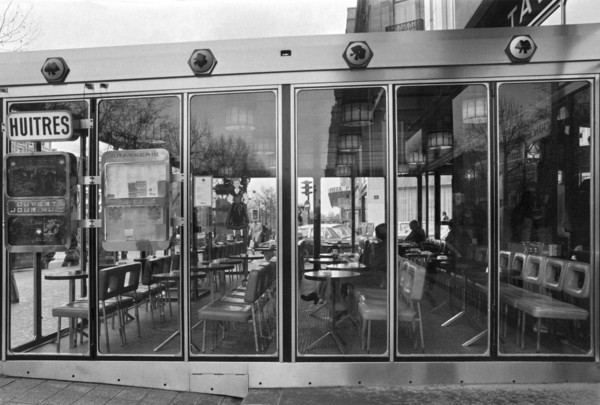 1975, Paris, bolulevard, bistro, bar, cafe. people.