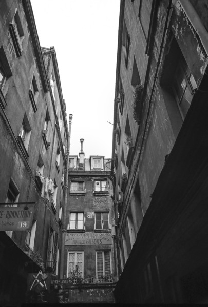 1975, Paris, Marais, passage.