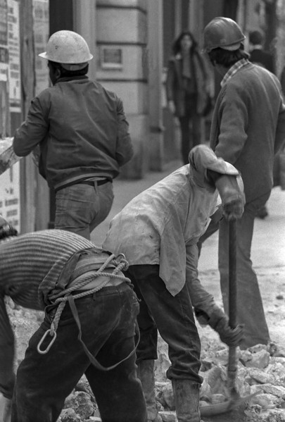 1975, Paris, Rive droite, men at work.