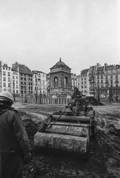 1975, Paris, Rive droite, men at work.