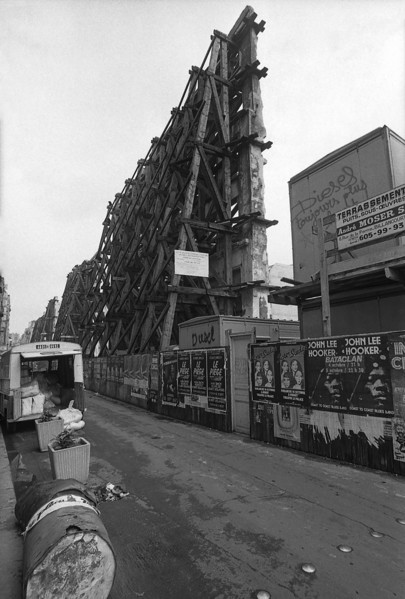 1975, Paris, Rive droite, building under demolition, bulkhead.