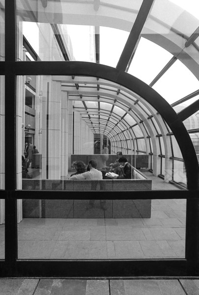 1976, Paris, Rive droite, Les Halles, shopping center.