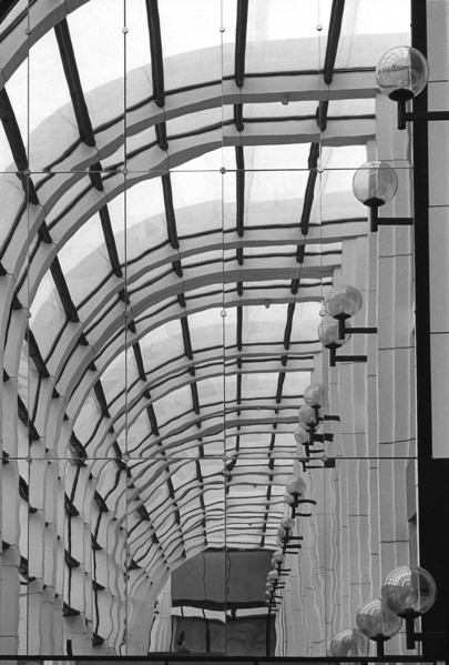1976, Paris, Rive droite, Les Halles, shopping center.