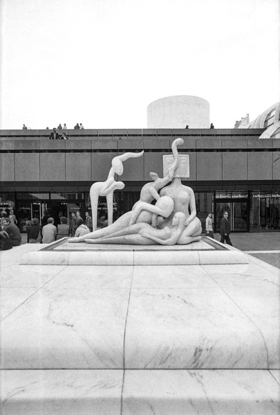 1976, Paris, Rive droite, Les Halles, shopping center.