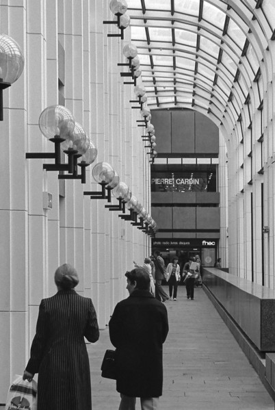 1976, Paris, Rive droite, Les Halles, shopping center.