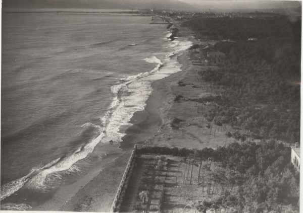 Marina di Massa Coast