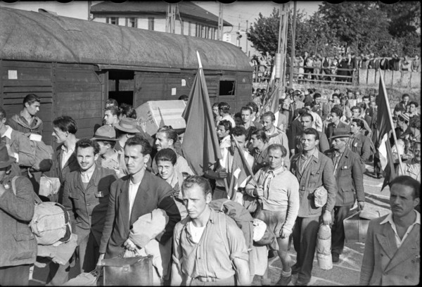 Italian internees before their departure; 1945.
