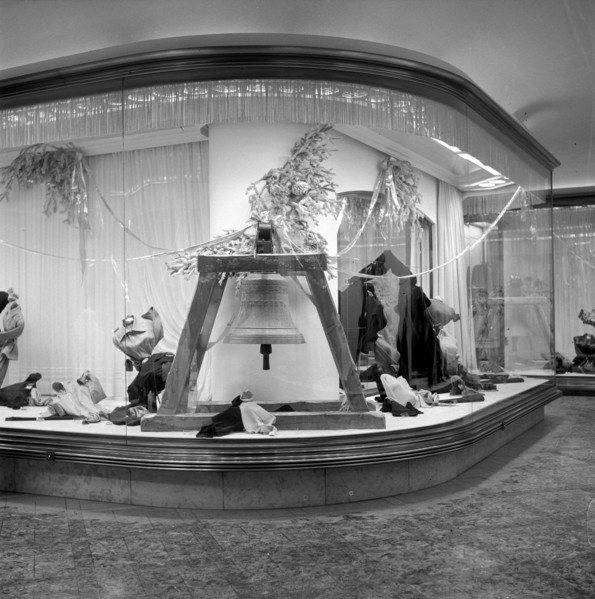 Zurich; Feldpausch fashion store; christmas shop window; 1950.
