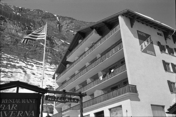 U.S.-Verteidigungs minister Robert McNamara, Skiferien in Zermatt.