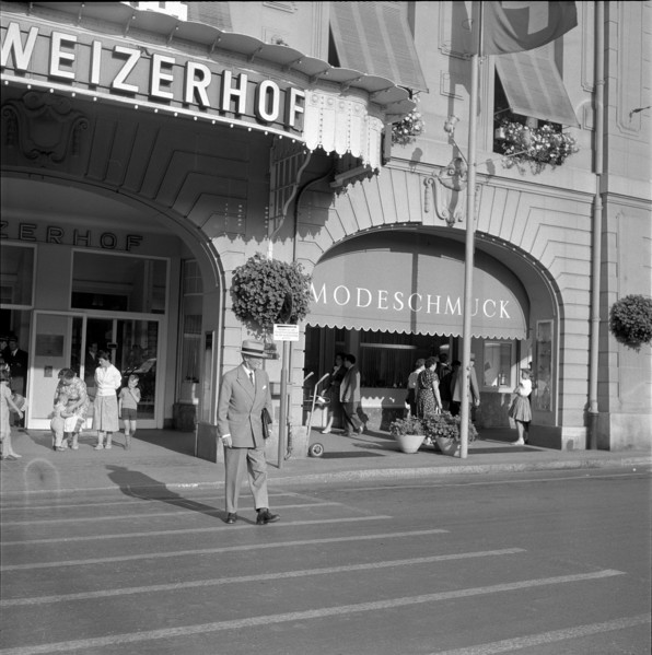 Henri Guisan in front of Hotel Schweizerhof, Lausanne 1959.