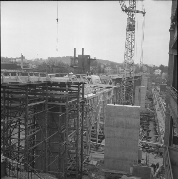 Berne, Monbijou bridge under construction, scaffolding, centring; 1961.