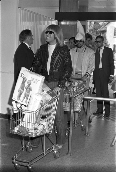 Toni Vescoli and Dude Durst shopping 1968.