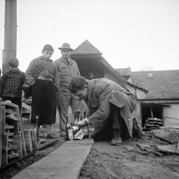 Road lesson in building Molotow-Cocktails, Berne 1956.