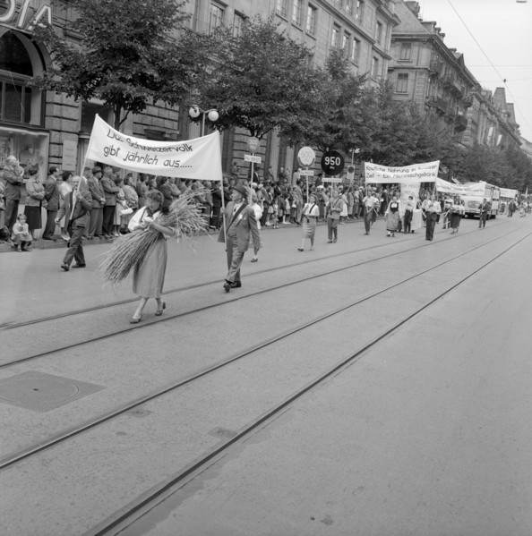 SAFFA fair 1958: procession on the Day of Abstinence.