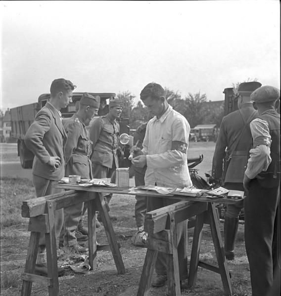 Medical orderly, soldiers; 1939.