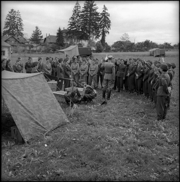 Women soldiers of carrier pigeon service at instruction, Fribourg 1962.