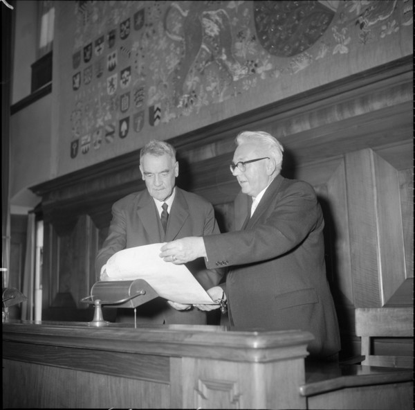 Paul Meierhans makes Emil Keller the honorary president of NOK 1961.