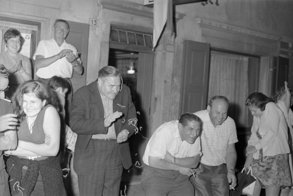 Spiel ohne Grenzen in Arth-Goldau; Spaghetti attack against spectators 1969.