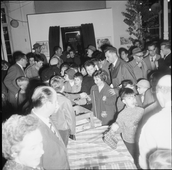 Distribution of the Rabeliechtli to the children, Zurich 1960.